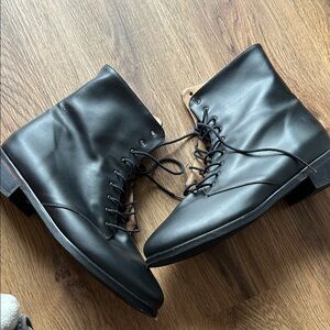 Elegant Black Leather Like-new Lace-Up Women's Boots